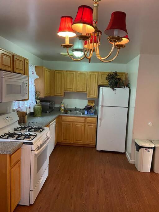 Large 3-Bedrooms/2-Bath Apt, One Block To Train นิวยอร์ก ภายนอก รูปภาพ