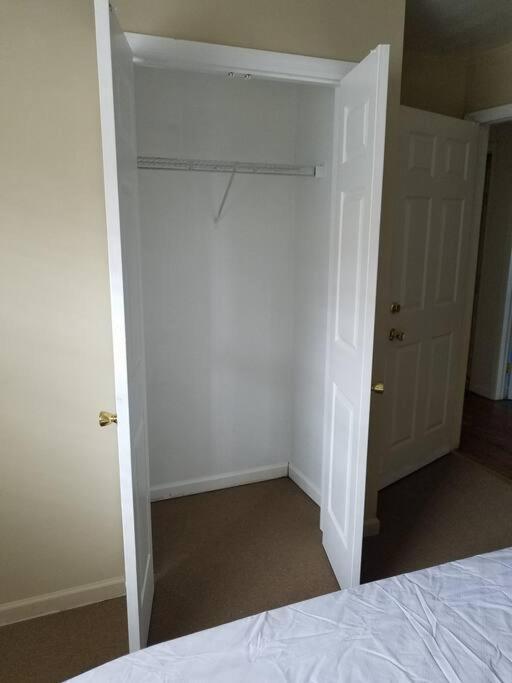Large 3-Bedrooms/2-Bath Apt, One Block To Train นิวยอร์ก ภายนอก รูปภาพ