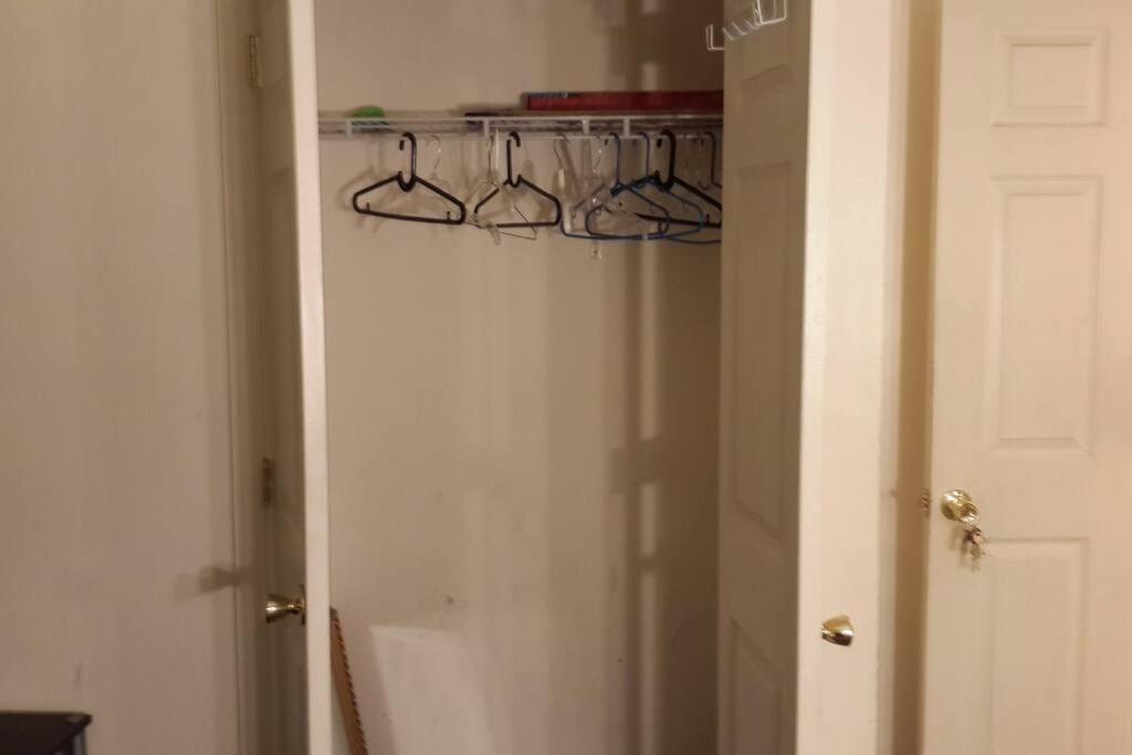 Large 3-Bedrooms/2-Bath Apt, One Block To Train นิวยอร์ก ภายนอก รูปภาพ