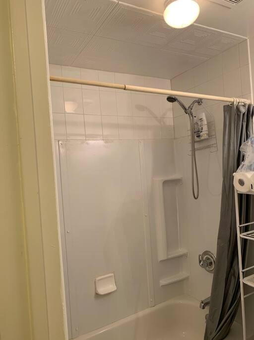 Large 3-Bedrooms/2-Bath Apt, One Block To Train นิวยอร์ก ภายนอก รูปภาพ