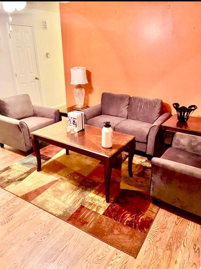 Large 3-Bedrooms/2-Bath Apt, One Block To Train นิวยอร์ก ภายนอก รูปภาพ