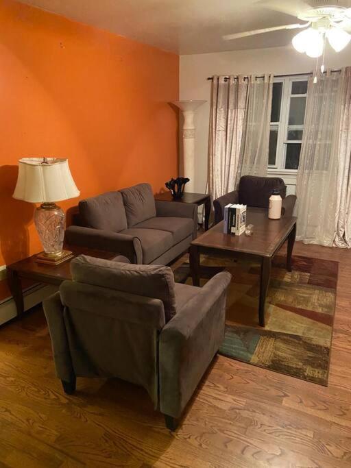 Large 3-Bedrooms/2-Bath Apt, One Block To Train นิวยอร์ก ภายนอก รูปภาพ