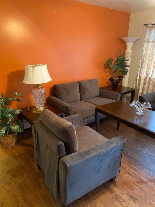 Large 3-Bedrooms/2-Bath Apt, One Block To Train นิวยอร์ก ภายนอก รูปภาพ