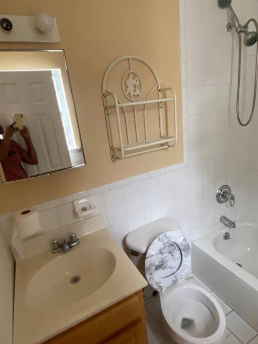 Large 3-Bedrooms/2-Bath Apt, One Block To Train นิวยอร์ก ภายนอก รูปภาพ
