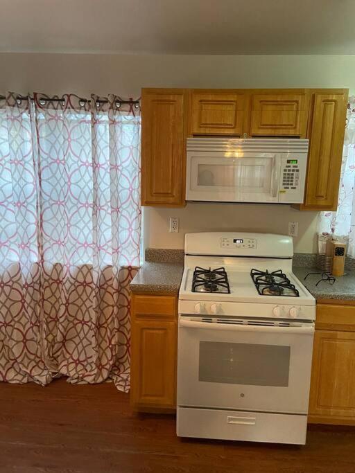 Large 3-Bedrooms/2-Bath Apt, One Block To Train นิวยอร์ก ภายนอก รูปภาพ