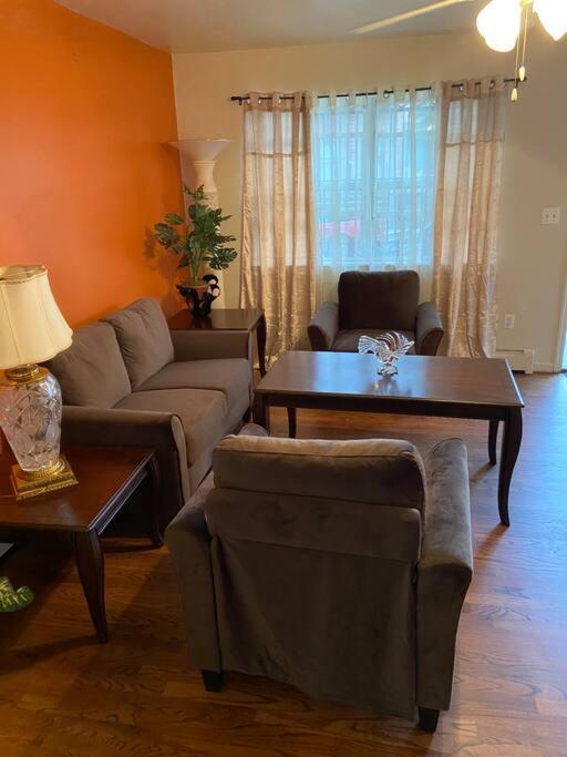Large 3-Bedrooms/2-Bath Apt, One Block To Train นิวยอร์ก ภายนอก รูปภาพ