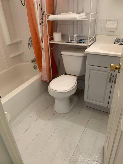 Large 3-Bedrooms/2-Bath Apt, One Block To Train นิวยอร์ก ภายนอก รูปภาพ