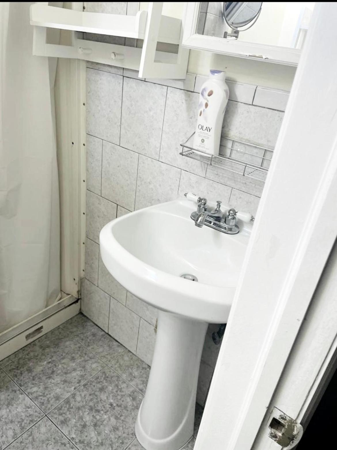 Large 3-Bedrooms/2-Bath Apt, One Block To Train นิวยอร์ก ภายนอก รูปภาพ