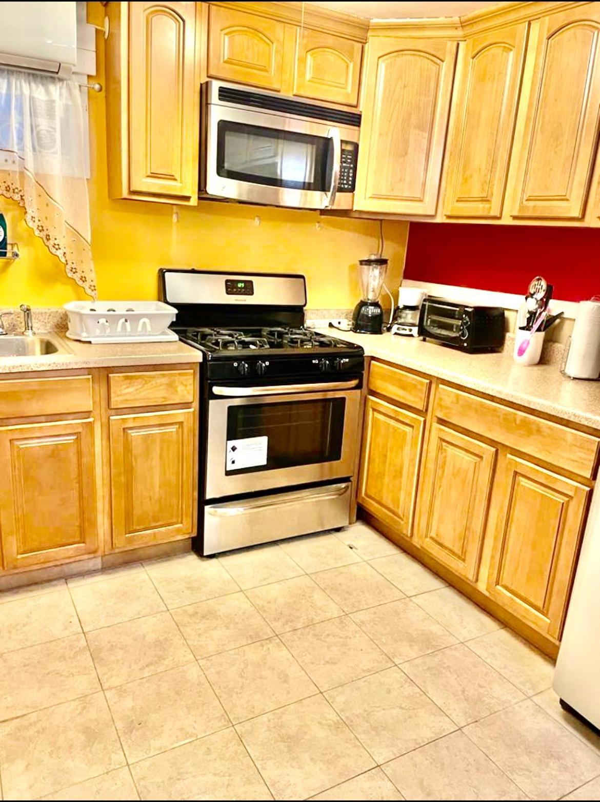 Large 3-Bedrooms/2-Bath Apt, One Block To Train นิวยอร์ก ภายนอก รูปภาพ